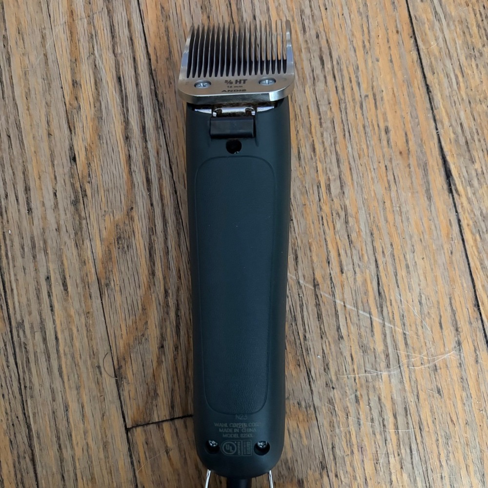 Wahl Max 60 Model 8250L Professional Hair Clippers with Andis 5/8 HT 16mm Blade - Picture 3 of 7